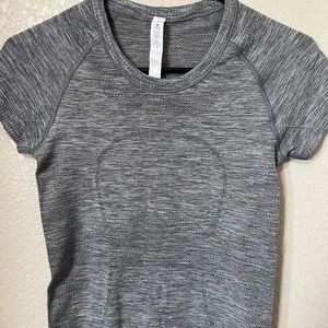 Lululemon Swiftly Tech Short Sleeve 2.0 Size 4!